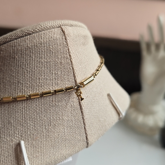 Vintage Avon Cameo Necklace - Picture 4 of 4